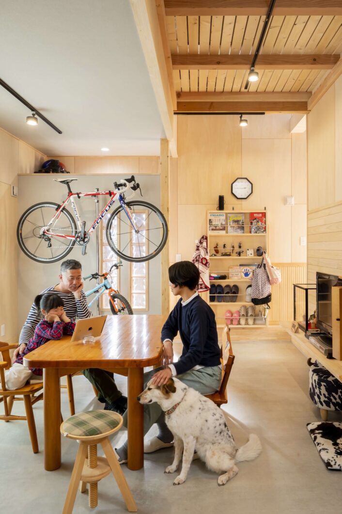 松本市のリフォーム事例。家族がリノベーション後の住まいで団らんし、快適な暮らしを楽しんでいる様子。補助金を活用したリフォームで実現する理想の住まい。