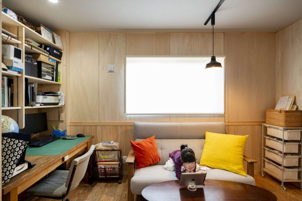 松本市のリフォーム事例。家族がリノベーション後の住まいで団らんし、快適な暮らしを楽しんでいる様子。補助金を活用したリフォームで実現する理想の住まい。