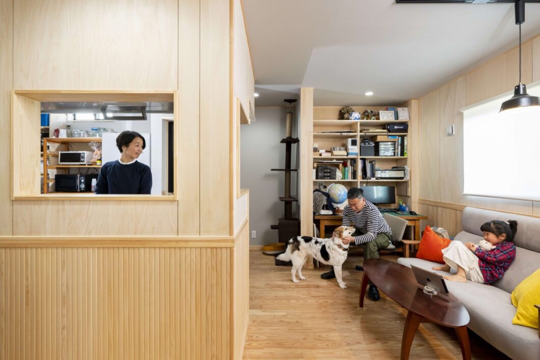 松本市でリフォームを実施した家族の暮らしの様子。キッチンとリビングが程よくつながり、会話が生まれる住まい。リノベーションで叶えた快適で心地よい空間。補助金を活用し、理想の家づくりを実現。