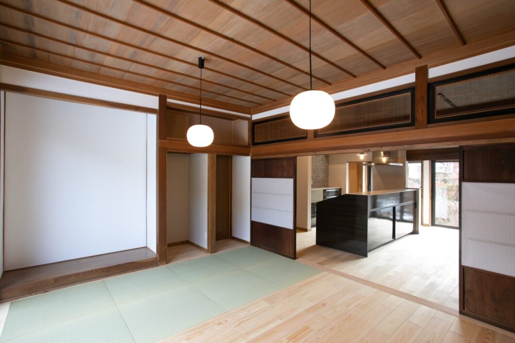 塩尻市でのリノベーション事例。伝統的な和室の意匠を活かしながら、キッチンとつながる快適な暮らしを実現。