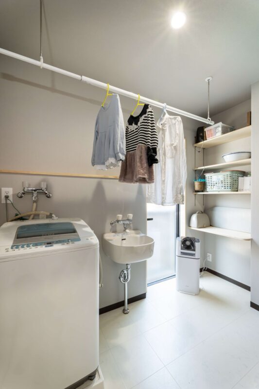 室内物干しと可動棚を備えた、明るく使いやすいランドリールーム
